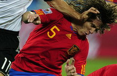 Carles Puyol fején Miroslav Klose támaszkodik